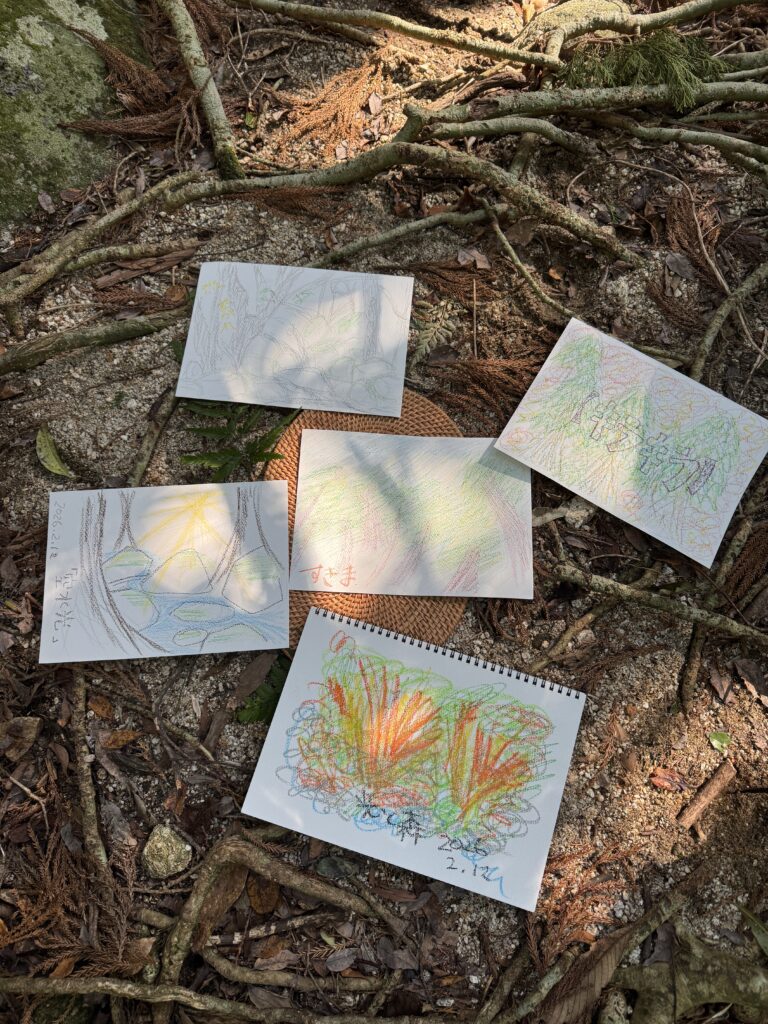 森で描いた『ながれ』『すきま』『空水光』『キラキラ』の絵